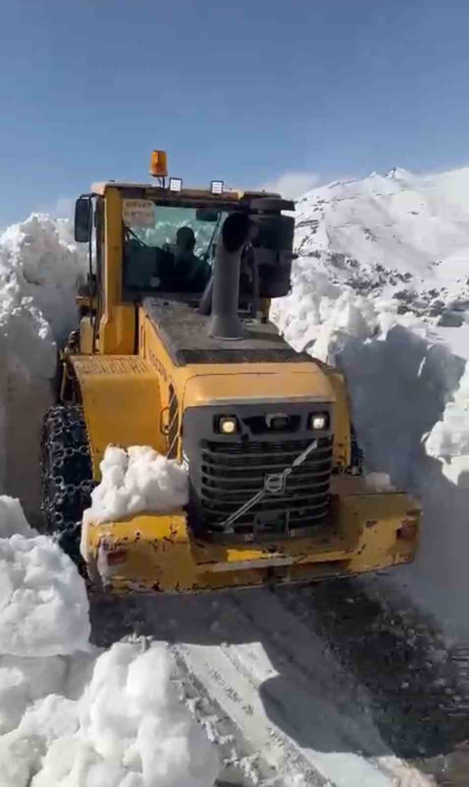 Şemdinli’de iş makinesinin boyunu bulan kar tünellerinde çalışma
