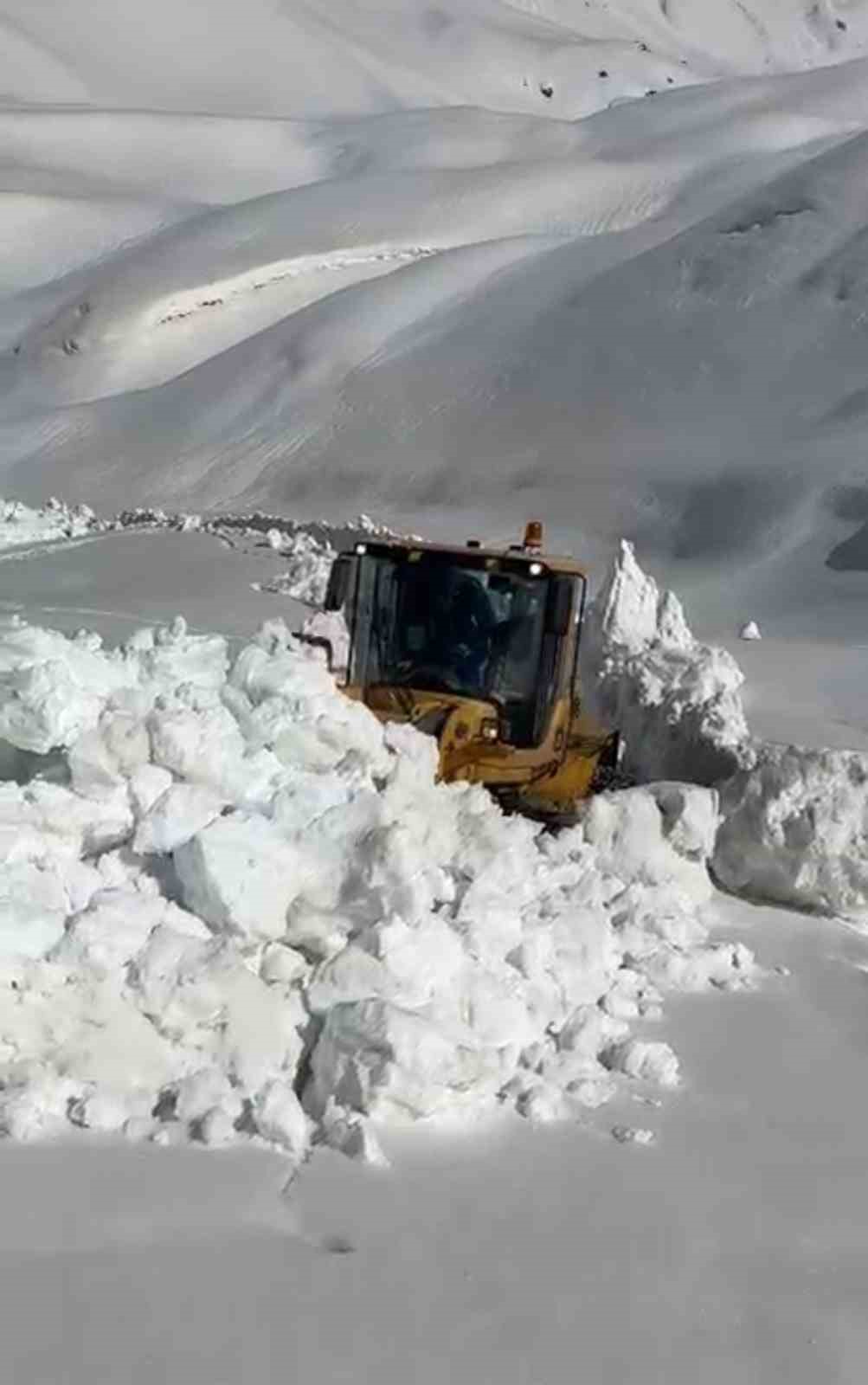 Şemdinli’de iş makinesinin boyunu bulan kar tünellerinde çalışma
