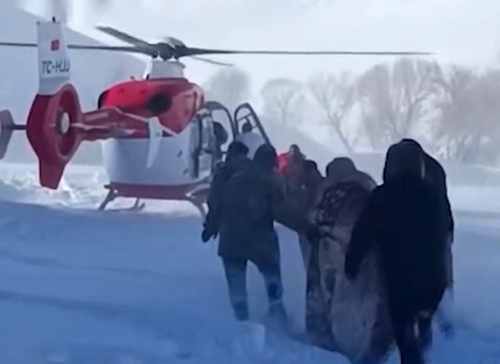 Şemdinli’de nefes kesen kurtarma: Kar esaretindeki hamile kadın için zamanla yarış
Şemdinli’de nefes kesen kurtarma: Kar esaretindeki hamile kadın için zamanla yarış