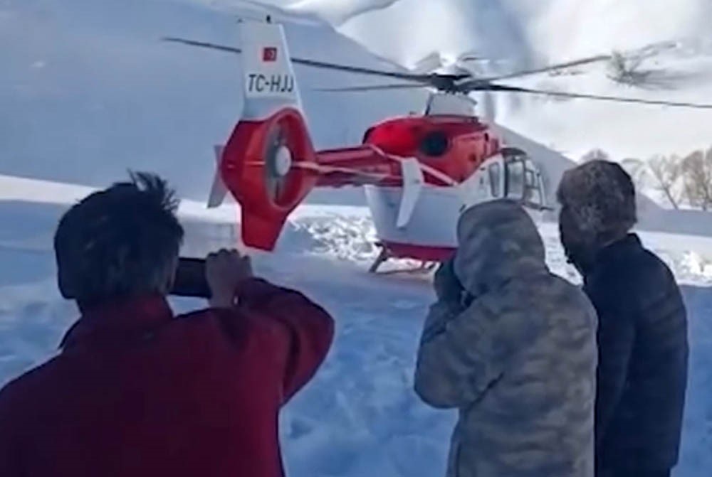 Şemdinli’de nefes kesen kurtarma: Kar esaretindeki hamile kadın için zamanla yarış
Şemdinli’de nefes kesen kurtarma: Kar esaretindeki hamile kadın için zamanla yarış