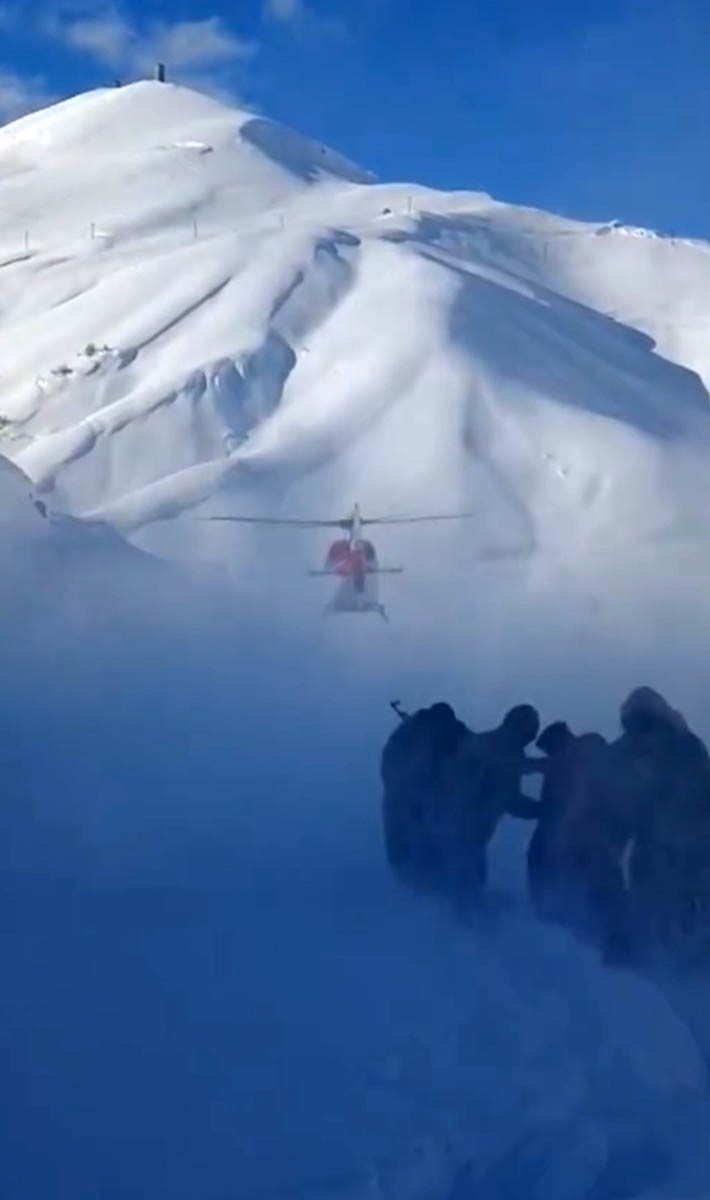 Şemdinli’de nefes kesen kurtarma: Kar esaretindeki hamile kadın için zamanla yarış
Şemdinli’de nefes kesen kurtarma: Kar esaretindeki hamile kadın için zamanla yarış