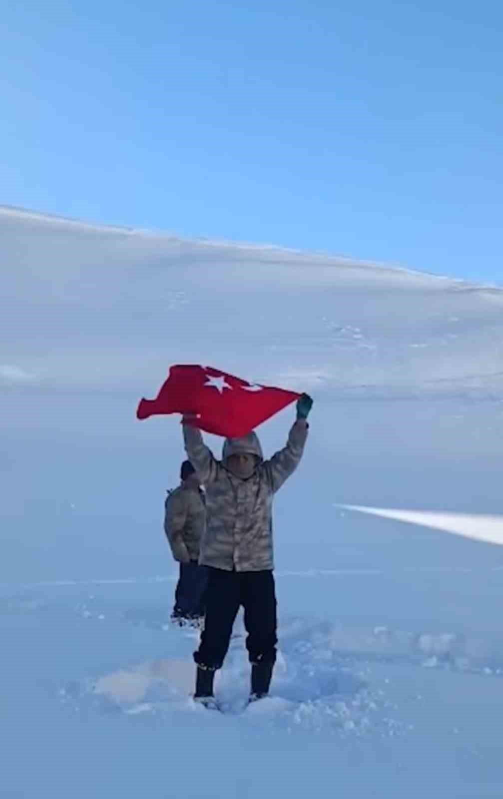 Şemdinli’de nefes kesen kurtarma: Kar esaretindeki hamile kadın için zamanla yarış
Şemdinli’de nefes kesen kurtarma: Kar esaretindeki hamile kadın için zamanla yarış