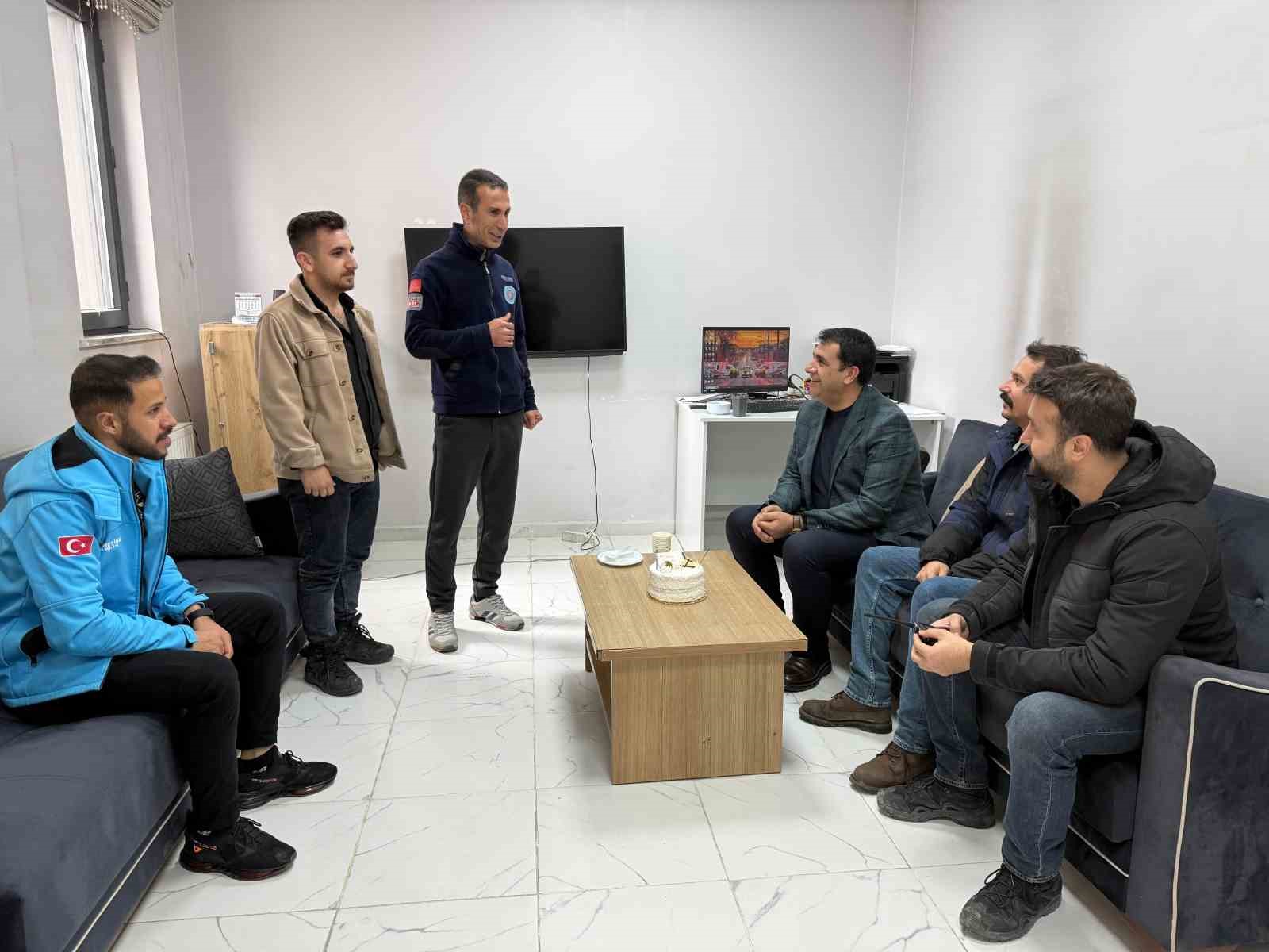 Şemdinli’de polislere pasta sürprizi
