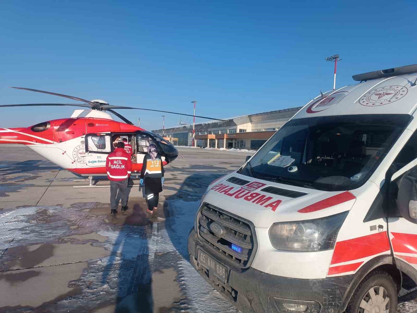 Şemdinli’de sıcak su yanığı olan bebek helikopter ambulansla Van’a sevk edildi
