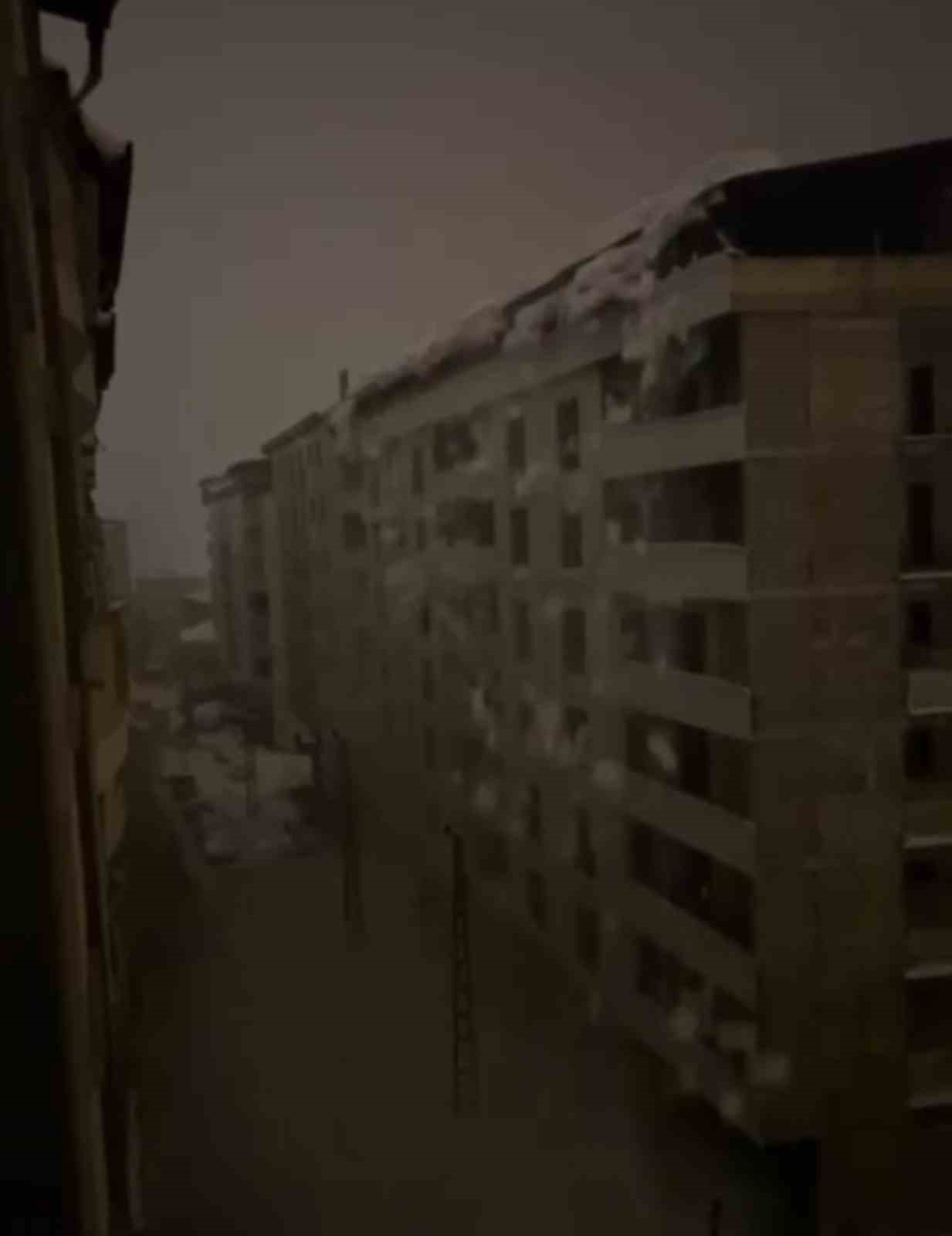 Şemdinli’de tonlarca ağırlıktaki kar kütlesi elektrik direklerini devirdi
