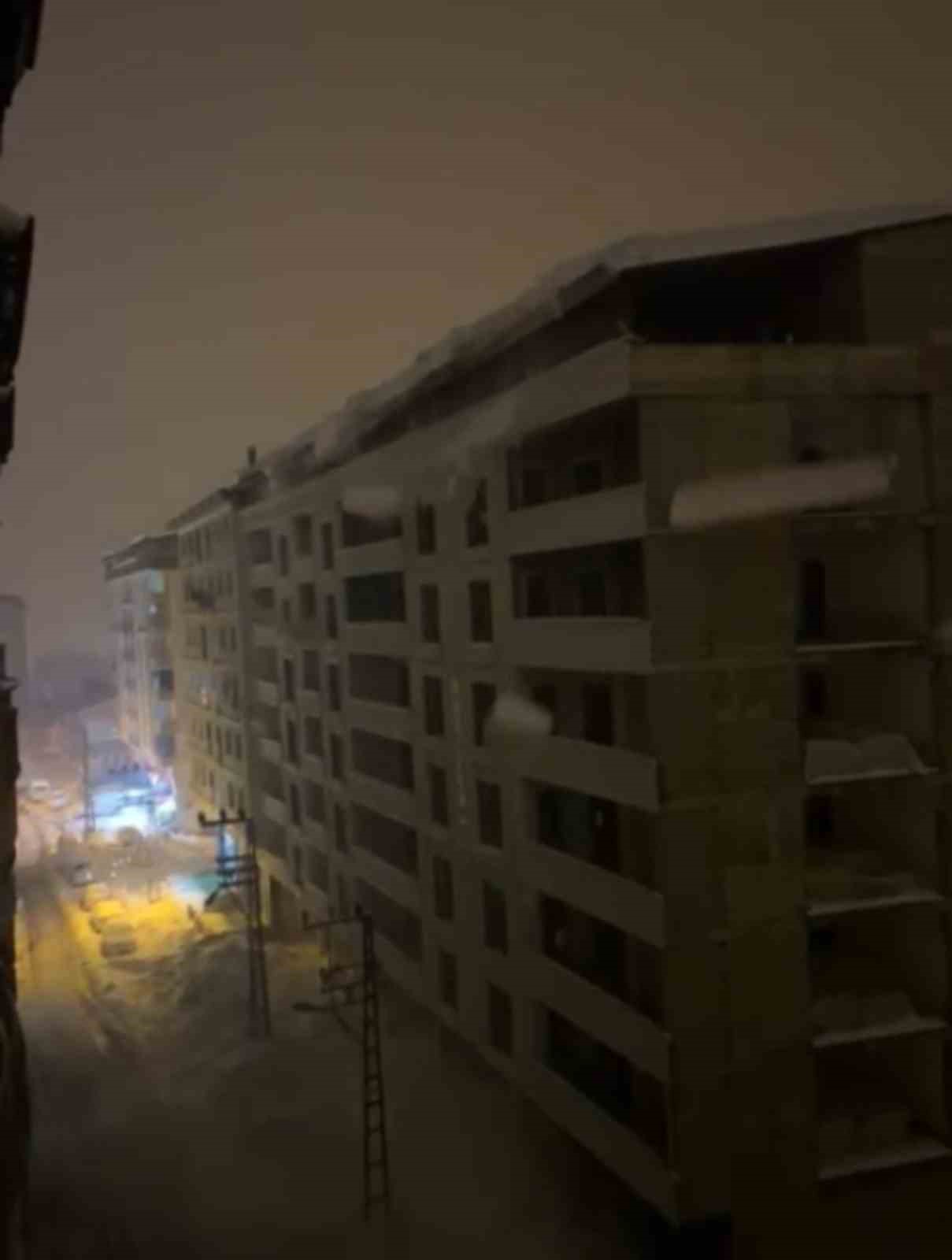 Şemdinli’de tonlarca ağırlıktaki kar kütlesi elektrik direklerini devirdi
