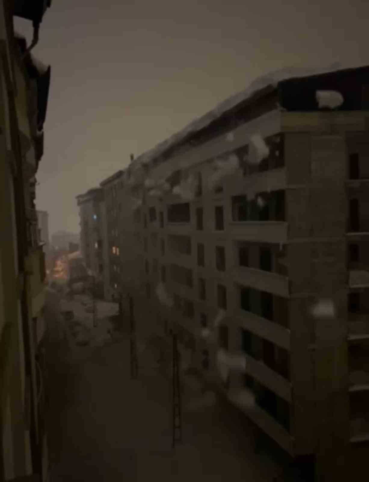 Şemdinli’de tonlarca ağırlıktaki kar kütlesi elektrik direklerini devirdi
