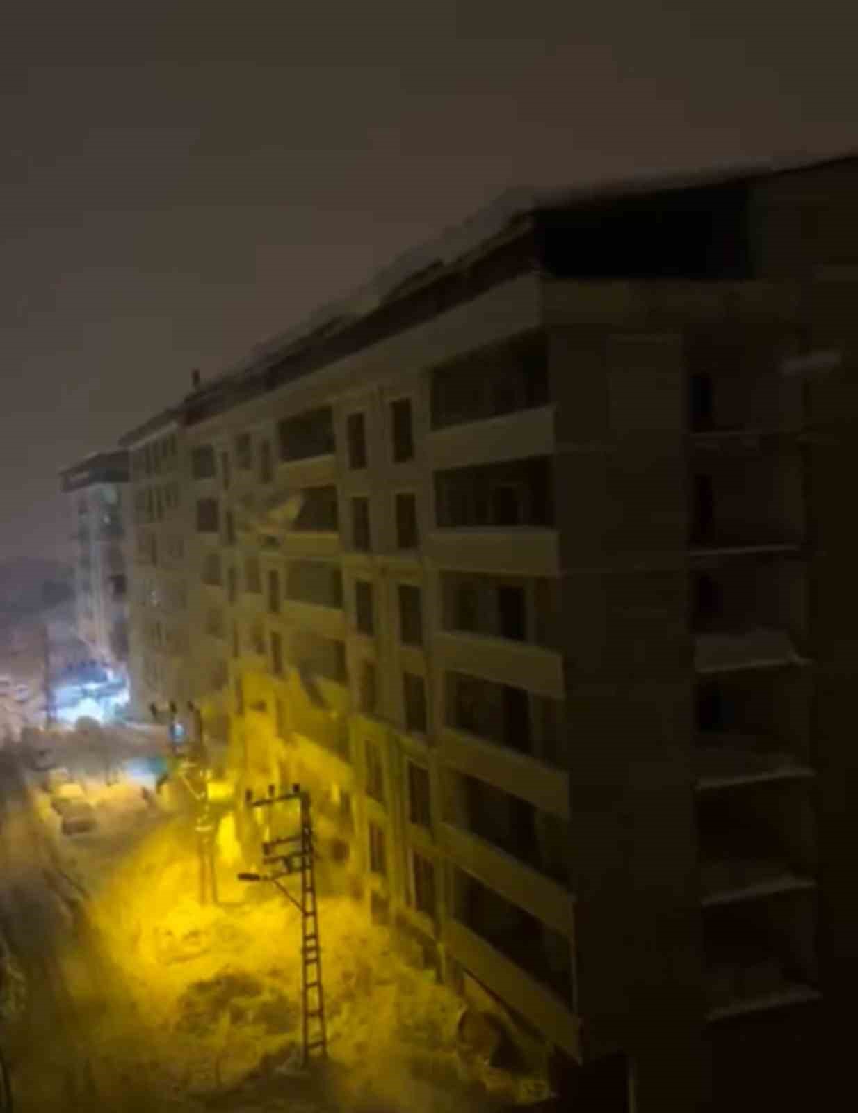 Şemdinli’de tonlarca ağırlıktaki kar kütlesi elektrik direklerini devirdi
