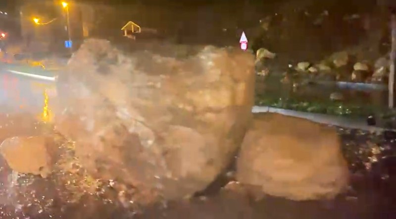 Şemdinli’de yola dev kaya parçaları düştü
