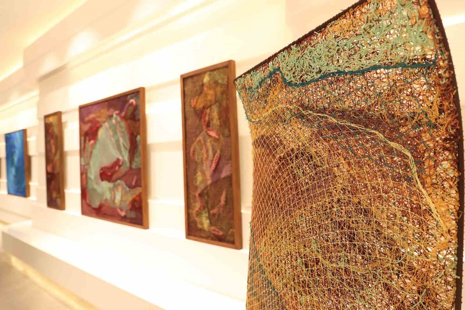 Semra Özümerzifon’un "Ağlı Hikayeler" sergisi Galeri Deniz’de açıldı
