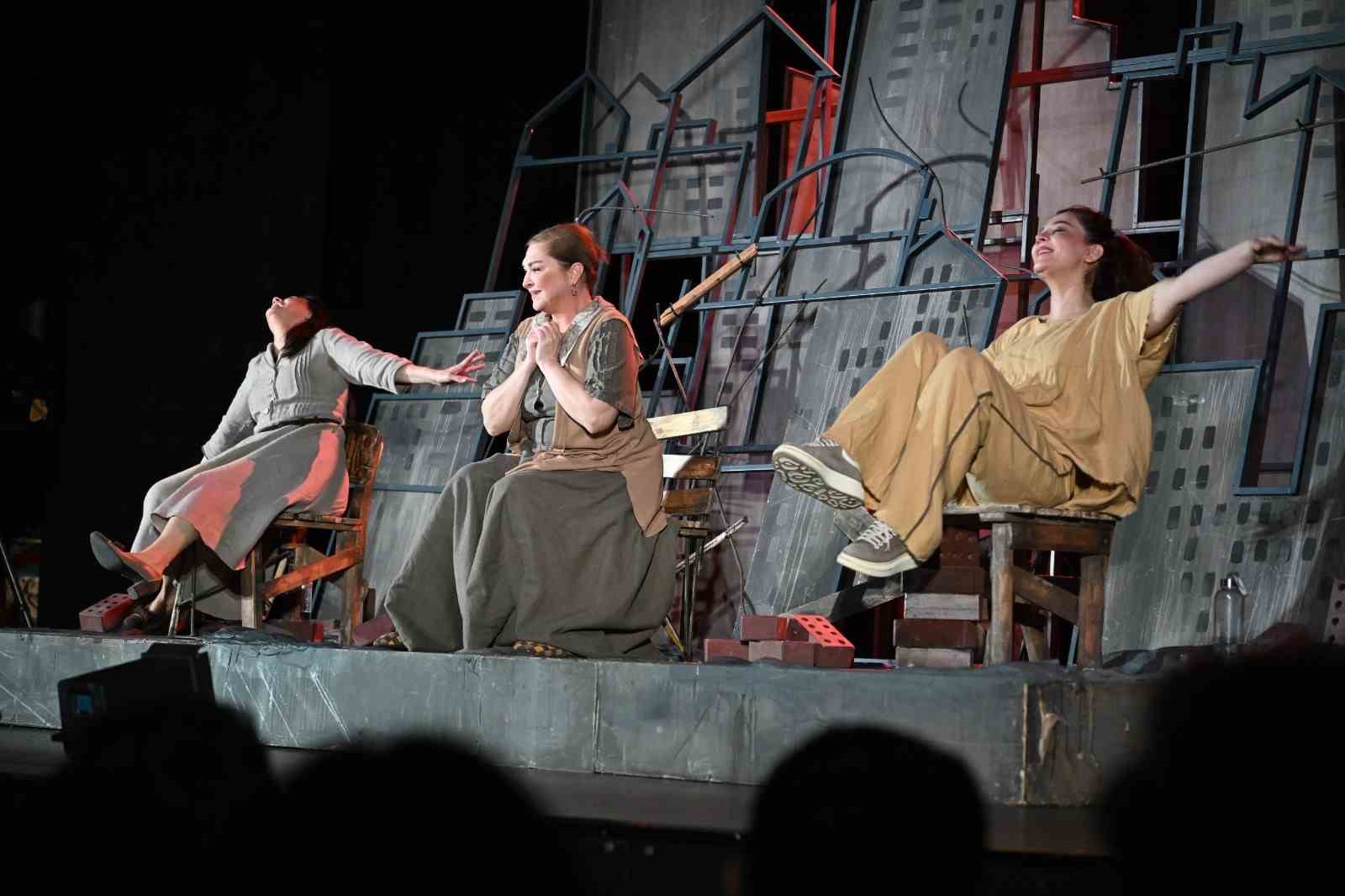 ’Sen İstanbul’dan güzelsin’ oyunu Manisalıları büyüledi
