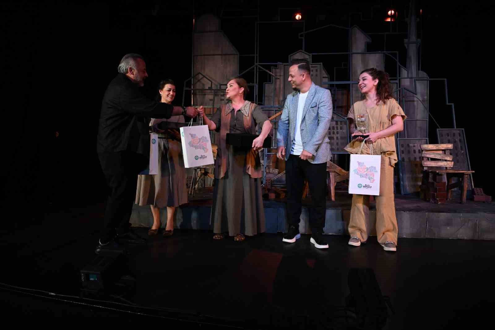 ’Sen İstanbul’dan güzelsin’ oyunu Manisalıları büyüledi
