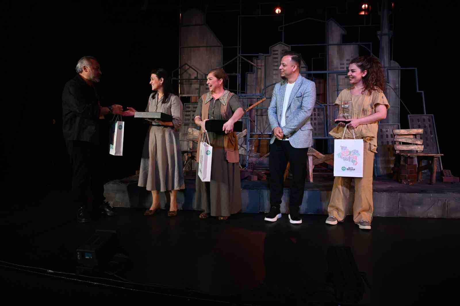 ’Sen İstanbul’dan güzelsin’ oyunu Manisalıları büyüledi
