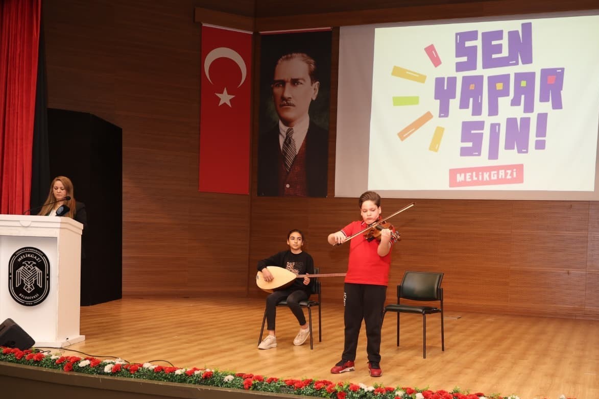 ’Sen Yaparsın Melikgazi’de başarılı olan küçük müzisyenler ödüllerini aldı
