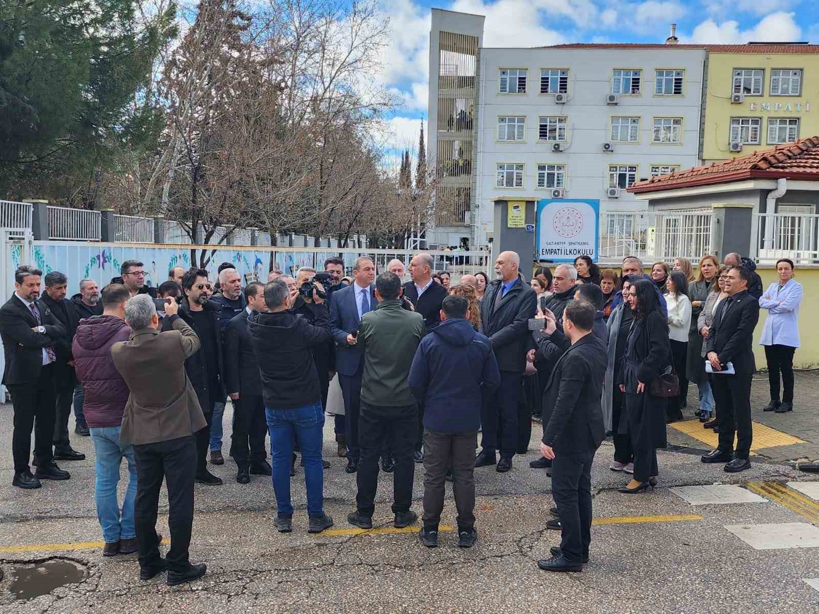 Sendikalardan saldırı girişimine tepki
Sendikalardan saldırı girişimine tepki