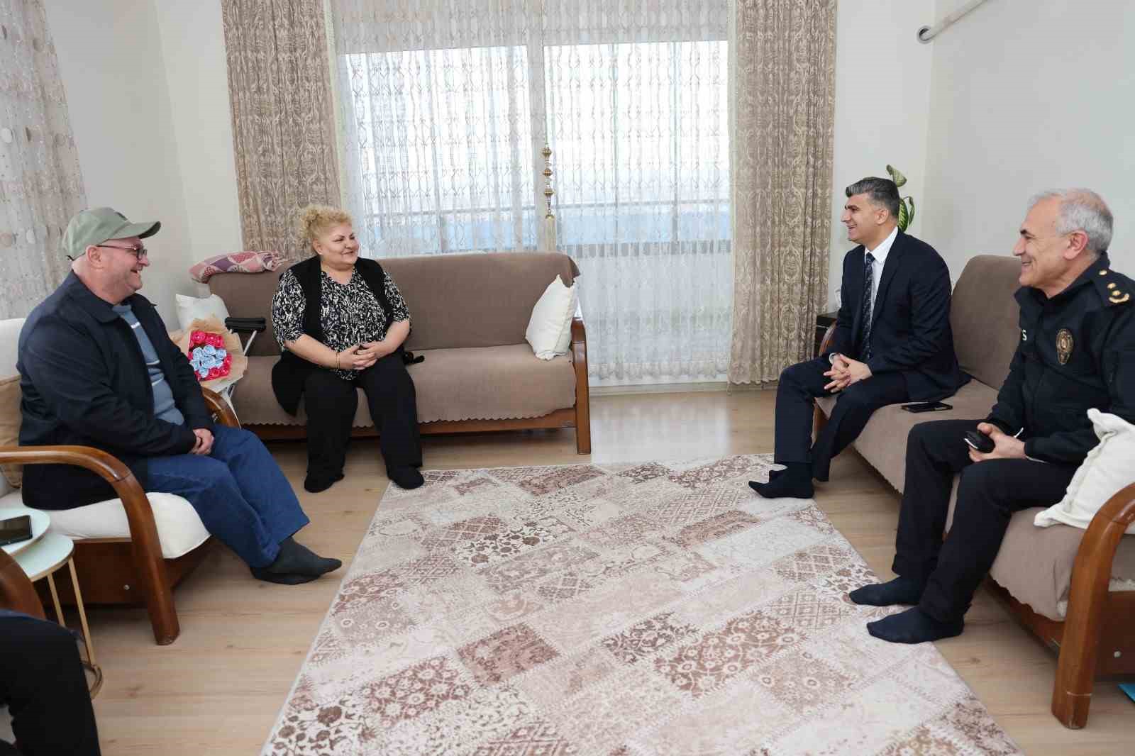 Şener, bayramda görev başındakileri ve şehit ailelerini unutmadı
