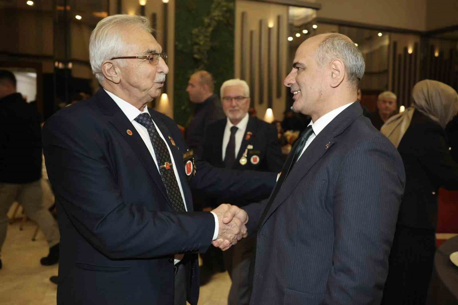 Şener Söğüt: "Biz vatanı kutsal, vatan sevgisini imandan biliriz"
Şener Söğüt: "Biz vatanı kutsal, vatan sevgisini imandan biliriz"