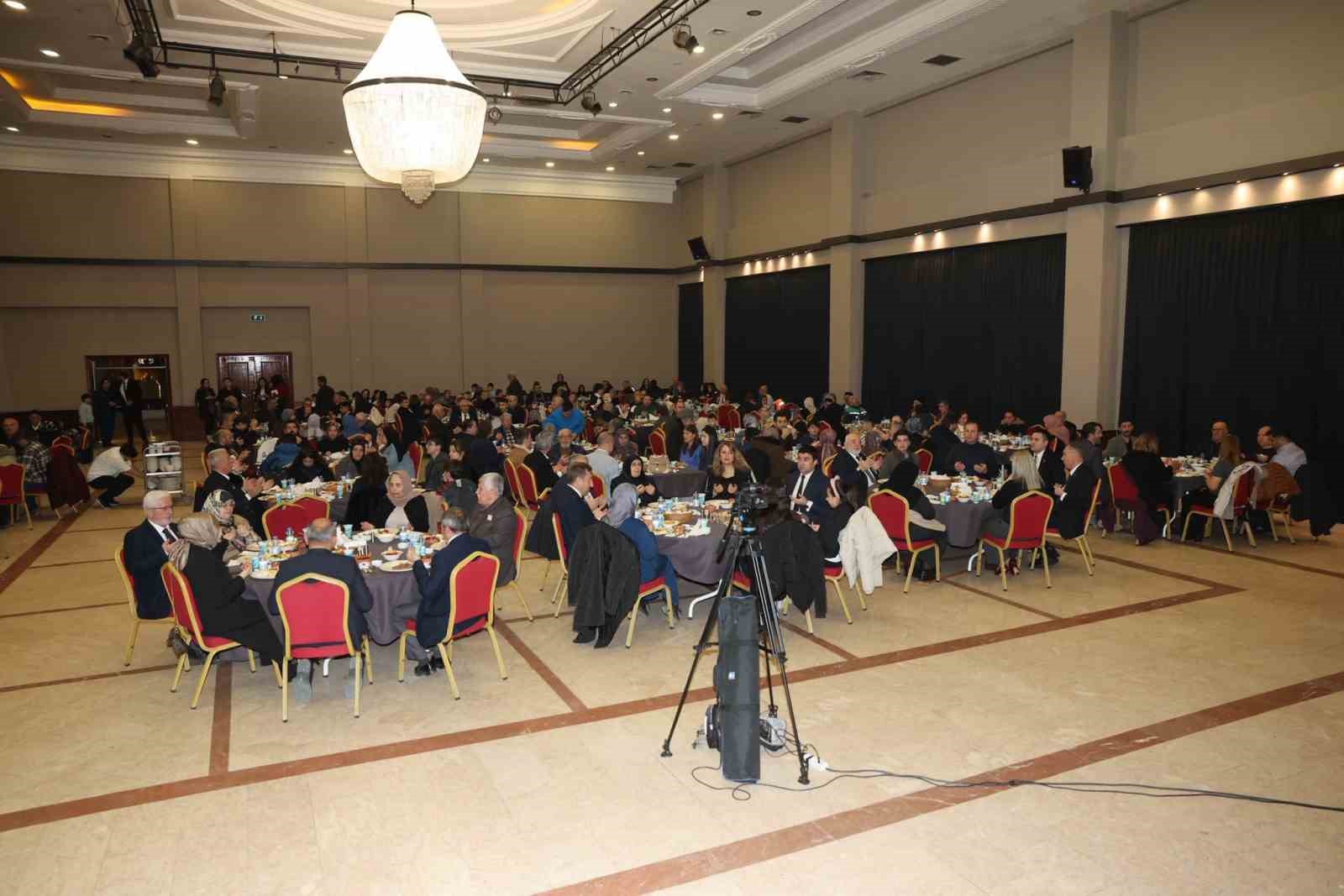 Şener Söğüt: "Biz vatanı kutsal, vatan sevgisini imandan biliriz"
Şener Söğüt: "Biz vatanı kutsal, vatan sevgisini imandan biliriz"