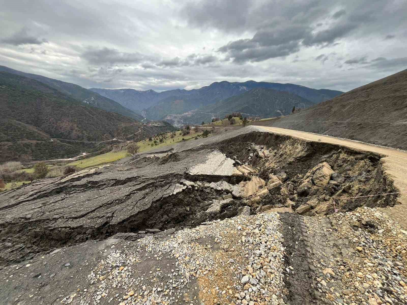 Şenler Köyü yolu heyelan nedeniyle ulaşıma kapandı
