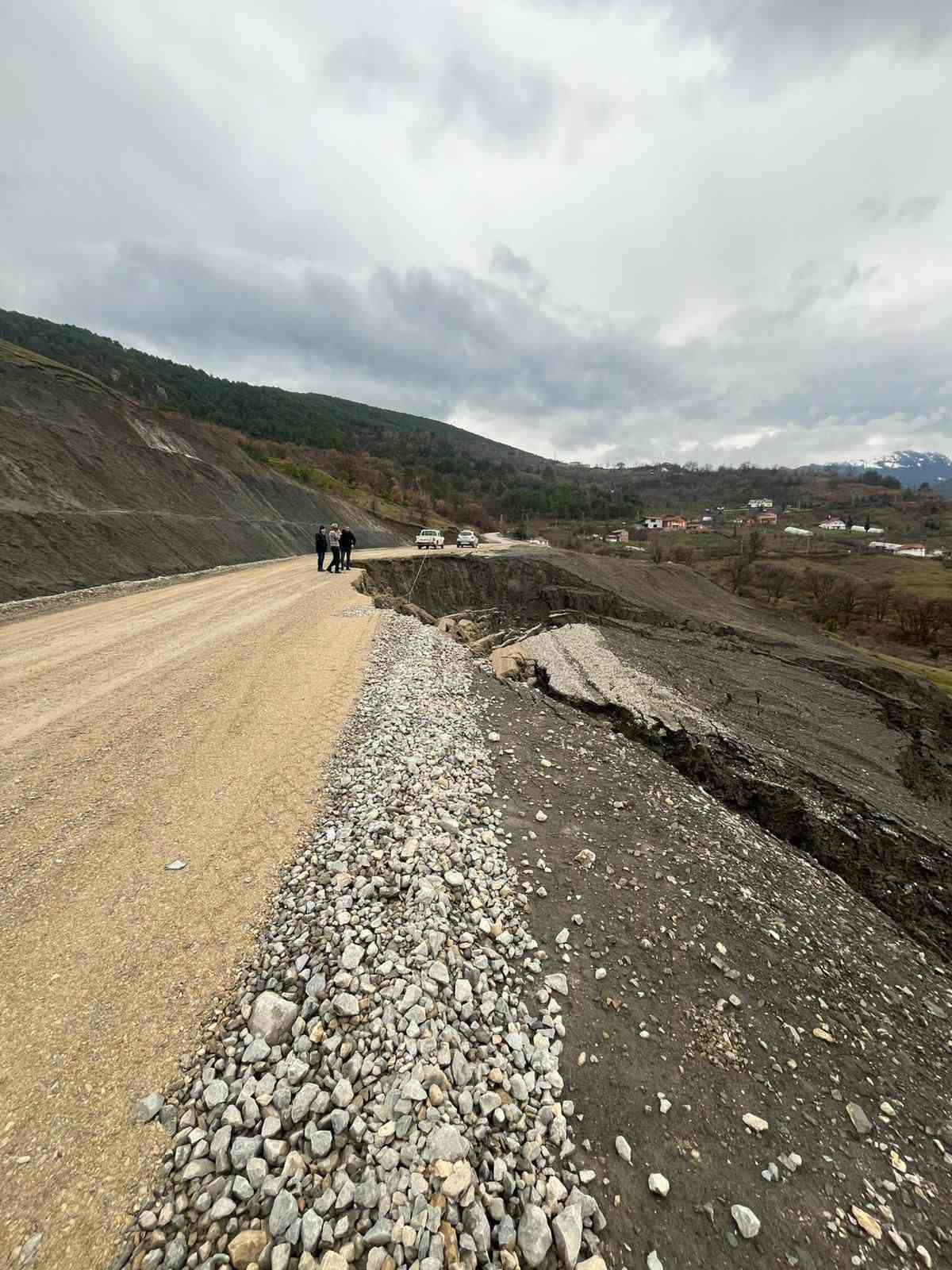 Şenler Köyü yolu heyelan nedeniyle ulaşıma kapandı
