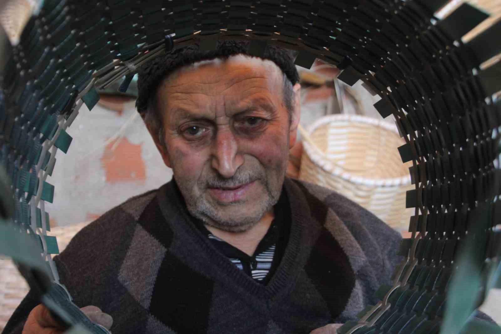 Sepet örerek geçen bir ömür: 88 yaşındaki Haki dede, 10 yaşından bu yana sepet örüyor
