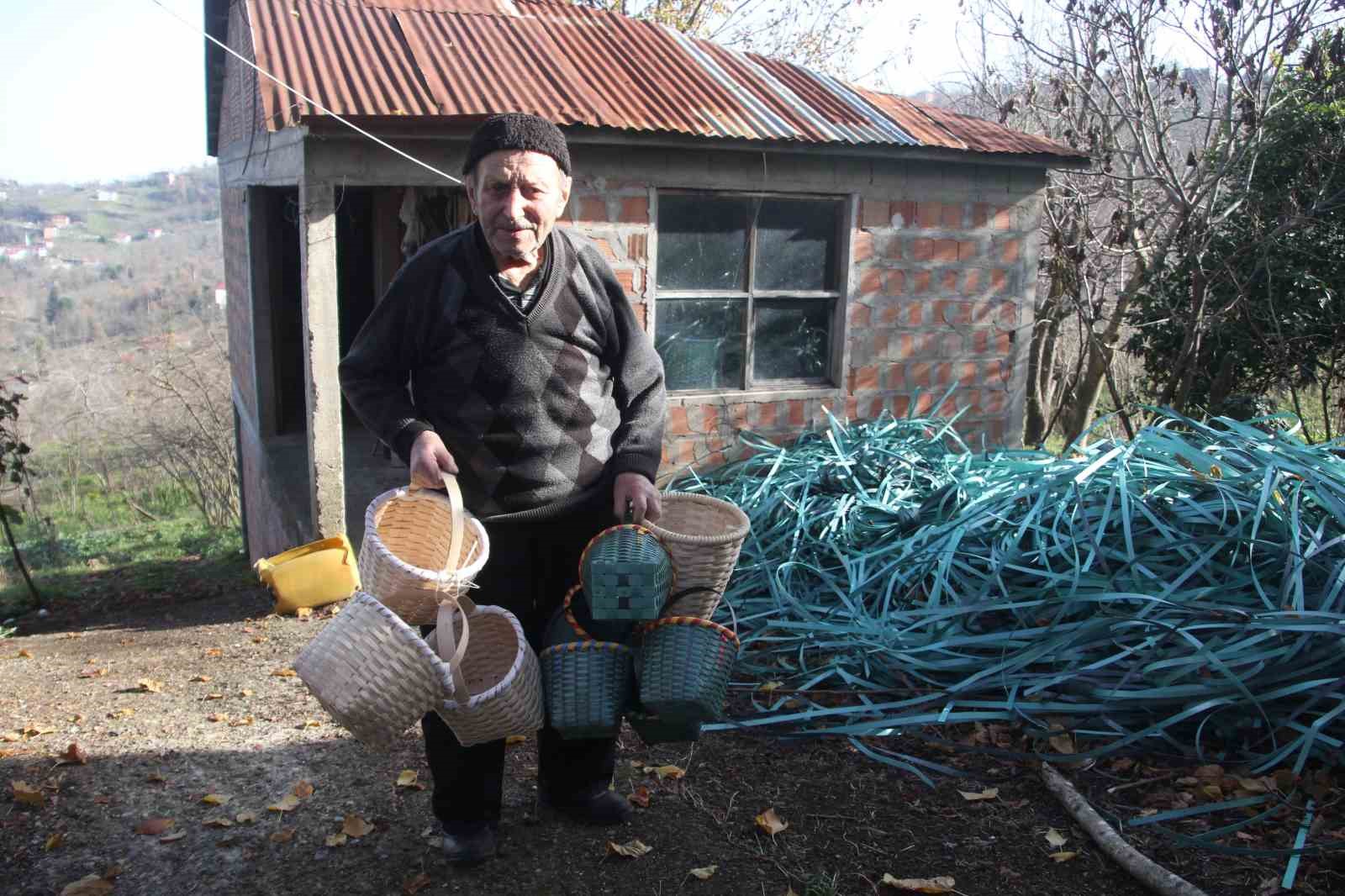 Sepet örerek geçen bir ömür: 88 yaşındaki Haki dede, 10 yaşından bu yana sepet örüyor
