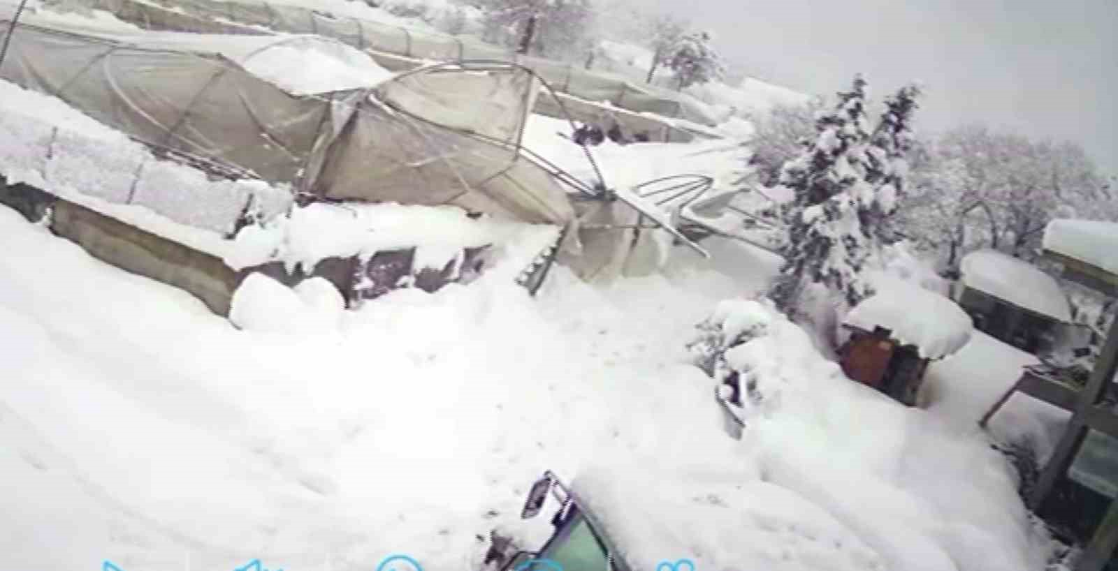 Seraların çökme anı kamerada: Kar altında kaldı, komşularının yardımıyla kurtarıldı
