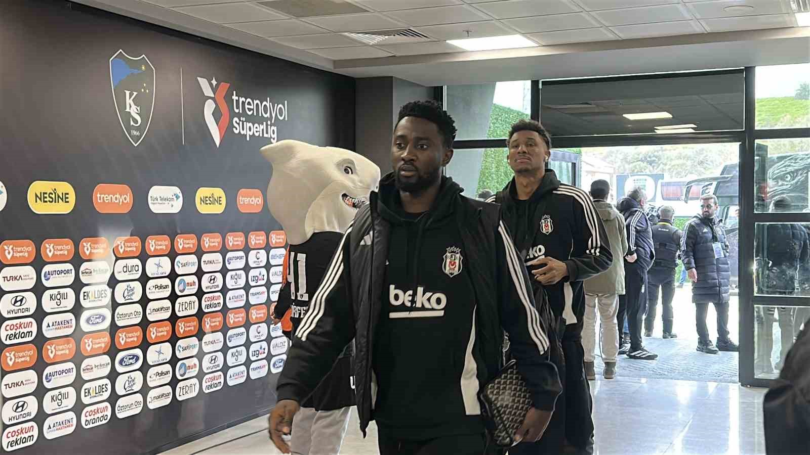 Serdar Adalı taraftarla birlikte maça geldi
