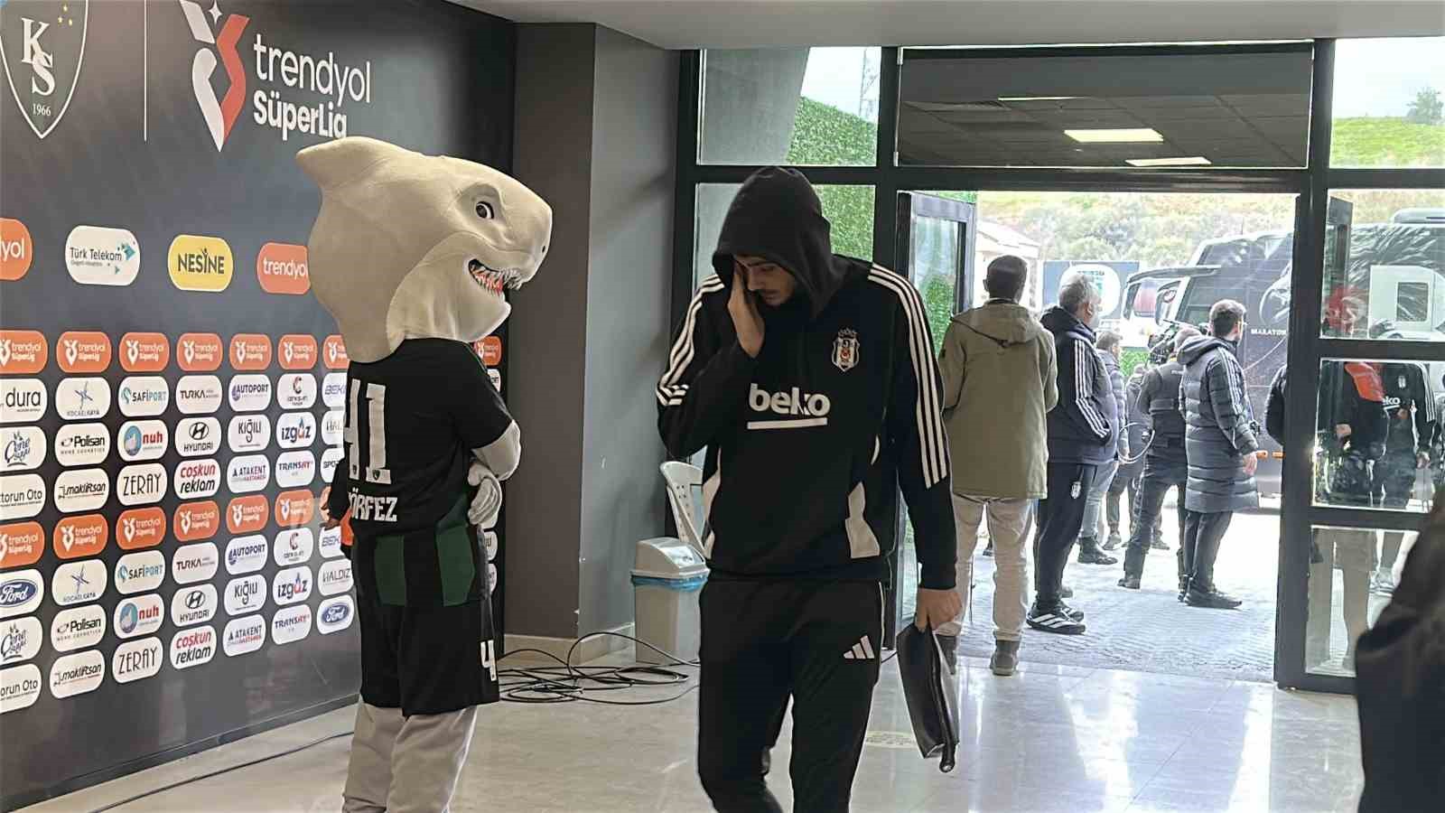 Serdar Adalı taraftarla birlikte maça geldi
