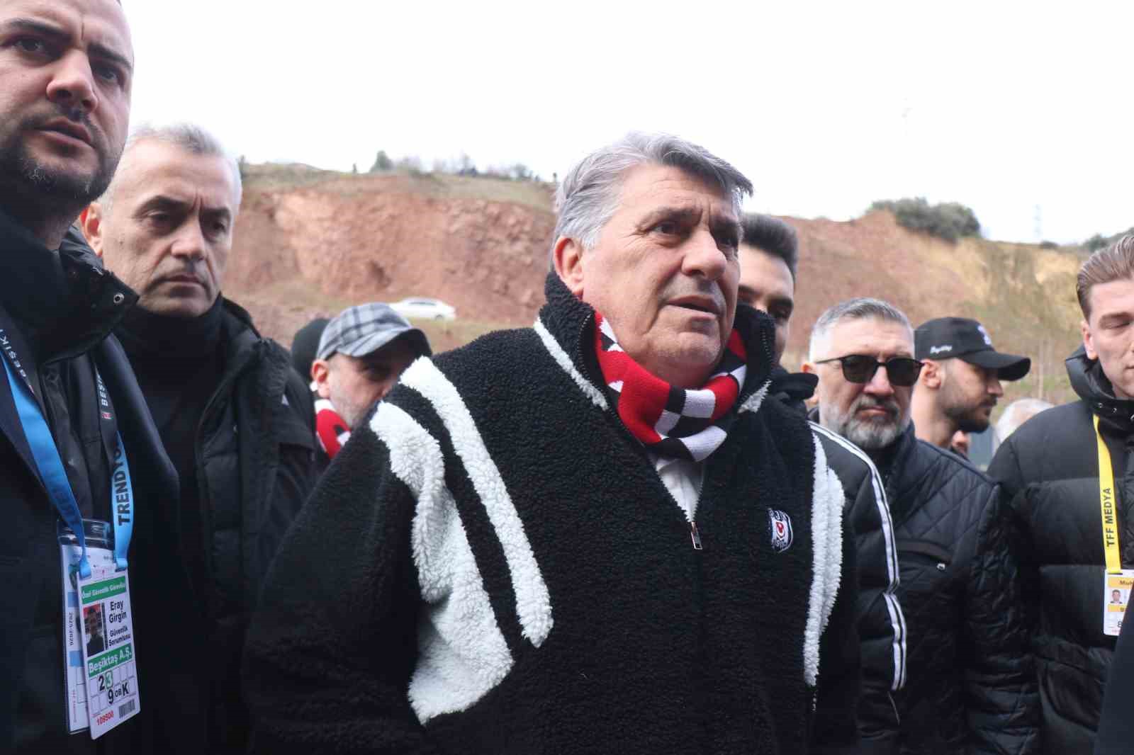 Serdar Adalı taraftarla birlikte maça geldi
