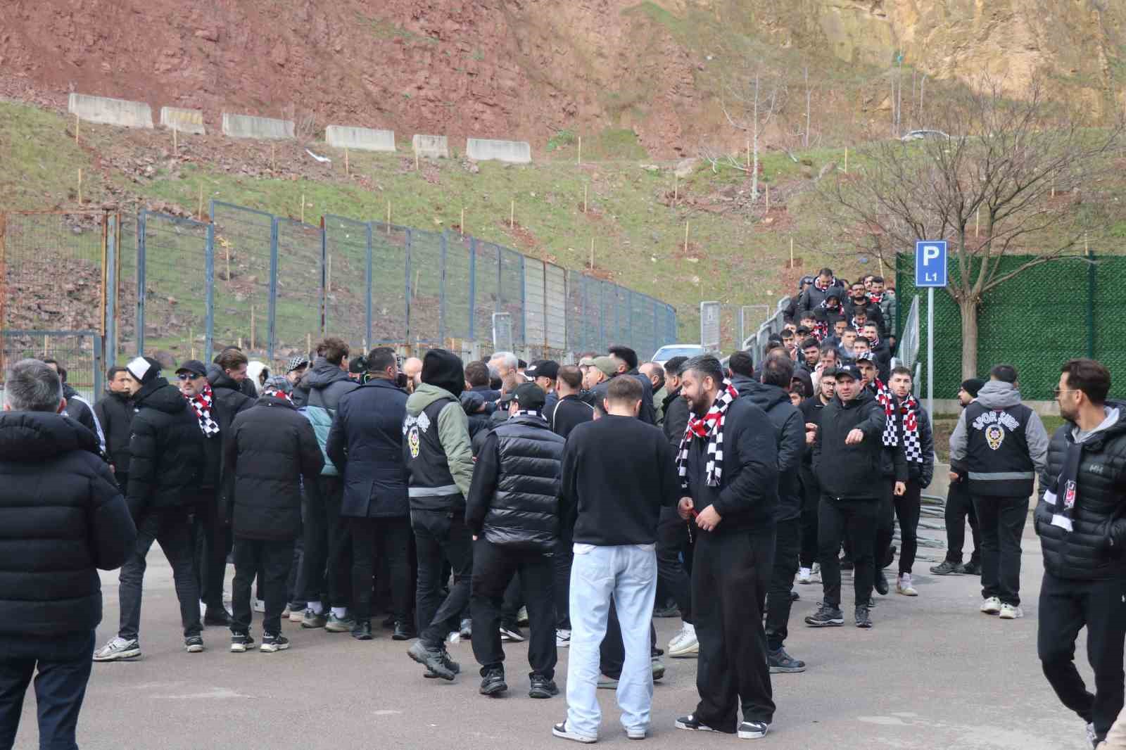 Serdar Adalı taraftarla birlikte maça geldi
