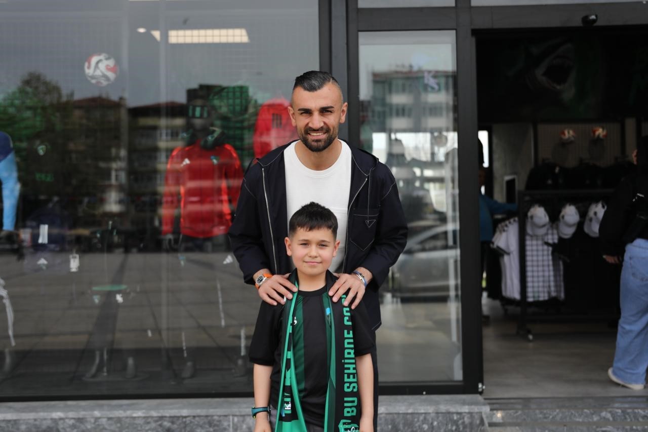 Serdar Dursun’dan minik taraftara jest
