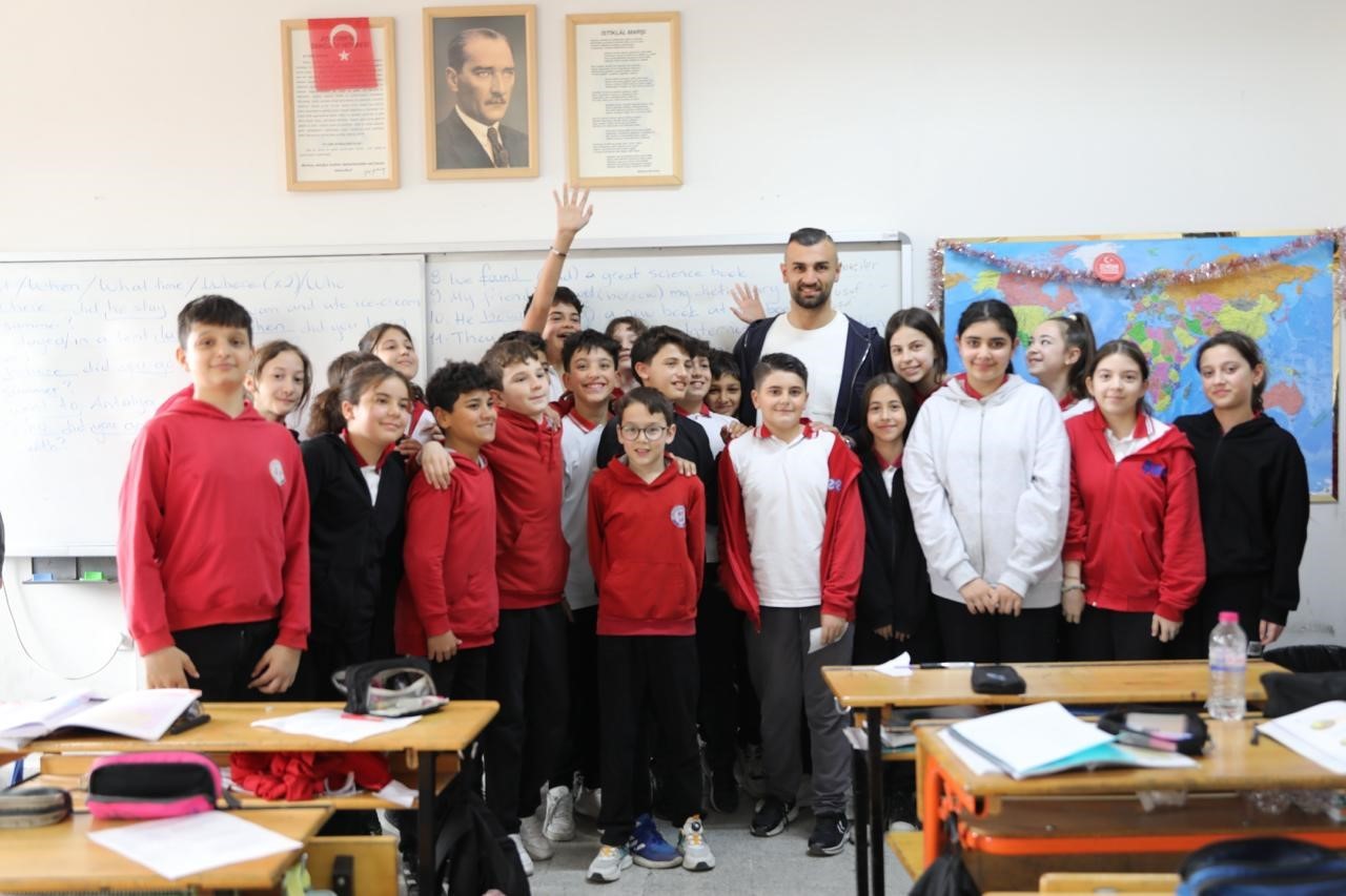 Serdar Dursun’dan minik taraftara jest
