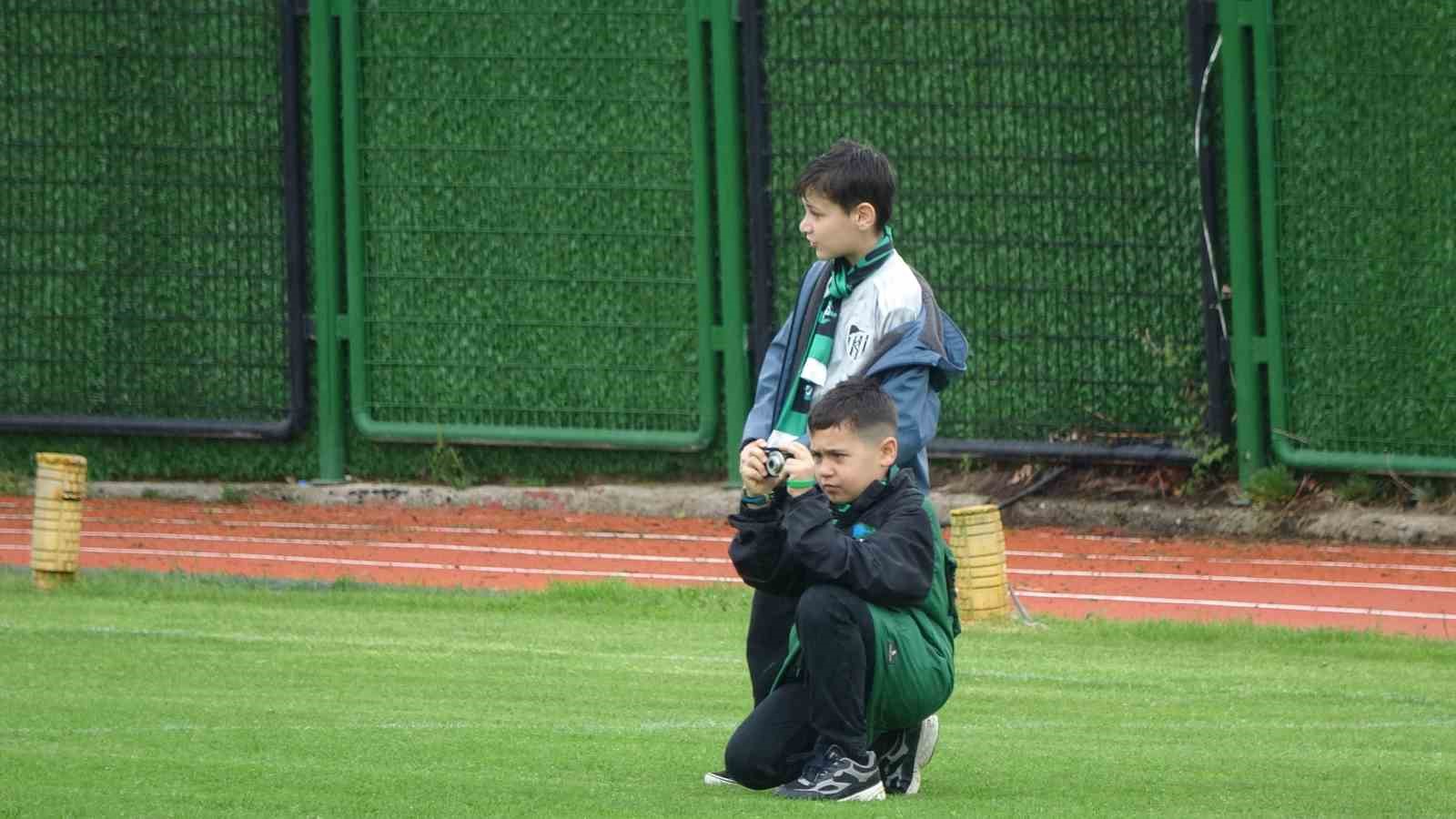 Serdar Dursun’dan minik taraftara jest
