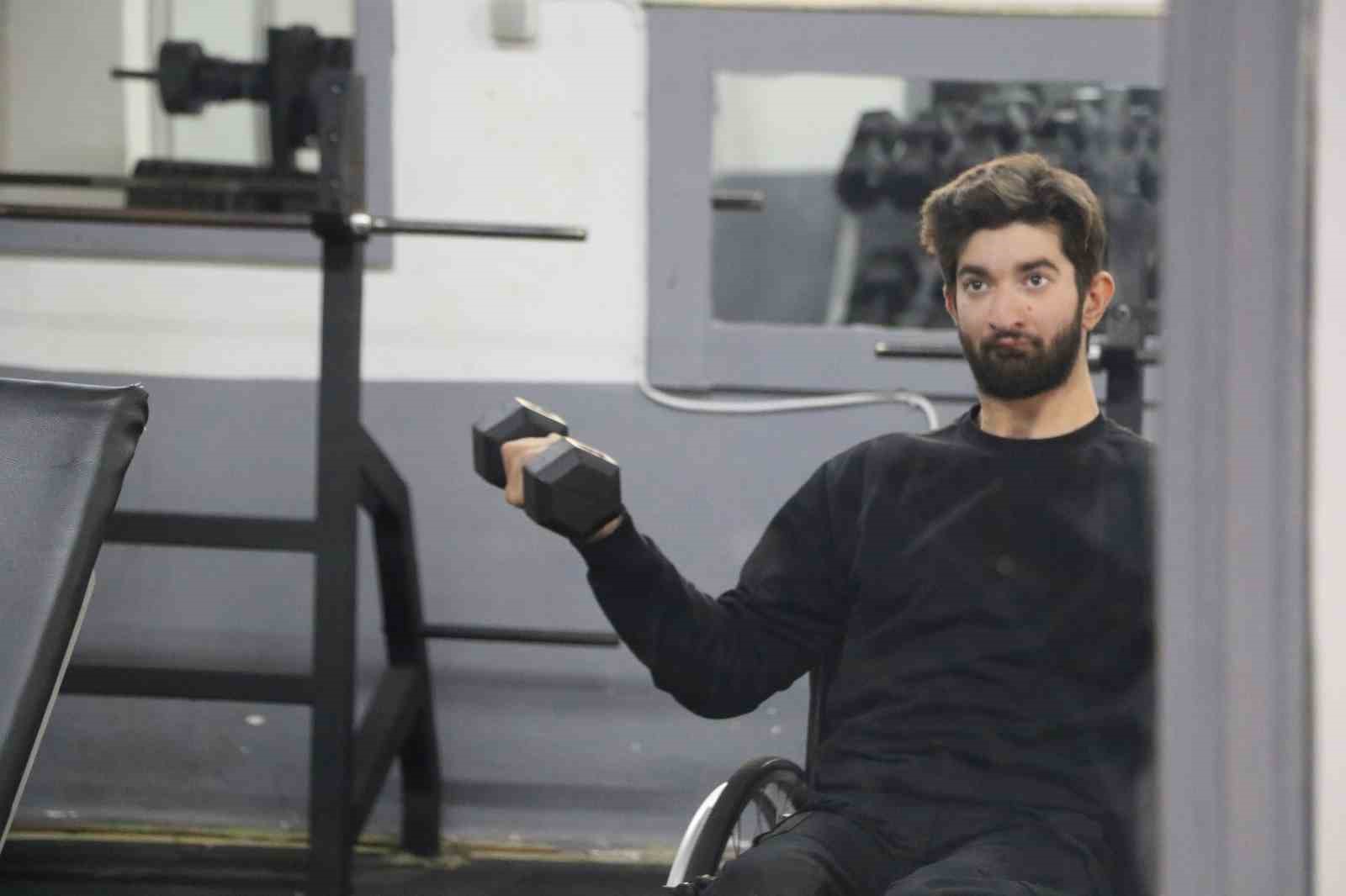 Serebral palsi hastası genç sporla hayata tutundu
