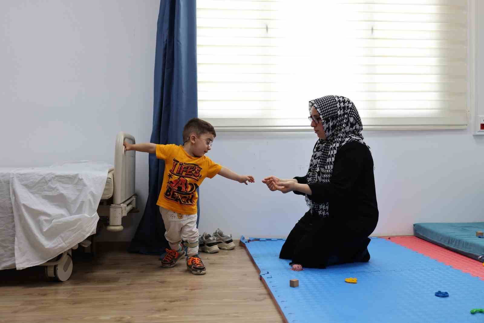 Serebral palsili Eren’in ailesine umut olan ilk adımları yüzleri güldürdü
Serebral palsili Eren’in ailesine umut olan ilk adımları yüzleri güldürdü