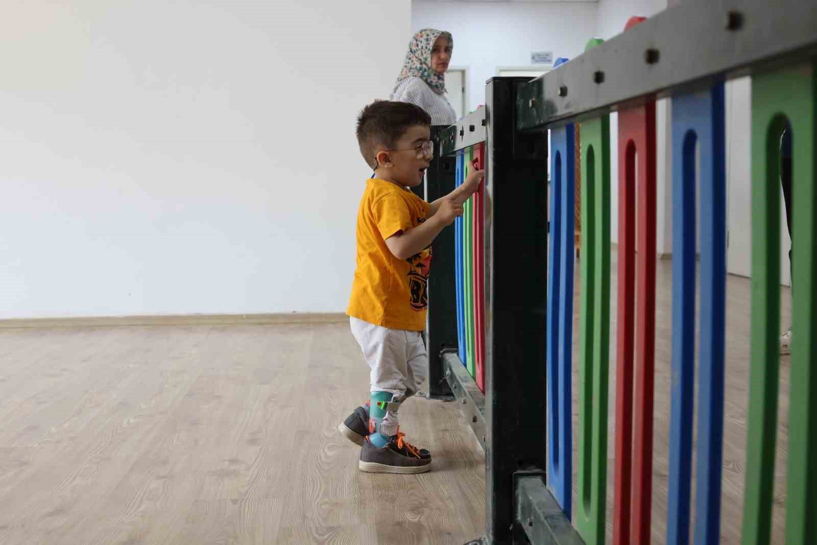 Serebral palsili Eren’in ailesine umut olan ilk adımları yüzleri güldürdü
Serebral palsili Eren’in ailesine umut olan ilk adımları yüzleri güldürdü