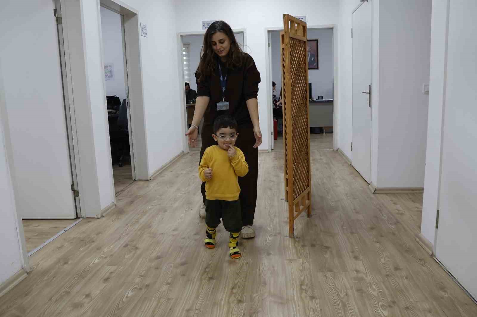 Serebral palsili Eren’in ailesine umut olan ilk adımları yüzleri güldürdü
Serebral palsili Eren’in ailesine umut olan ilk adımları yüzleri güldürdü