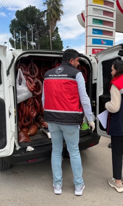 Serik’te 176 kilogram tarihi geçmiş sucuk ele geçirildi
