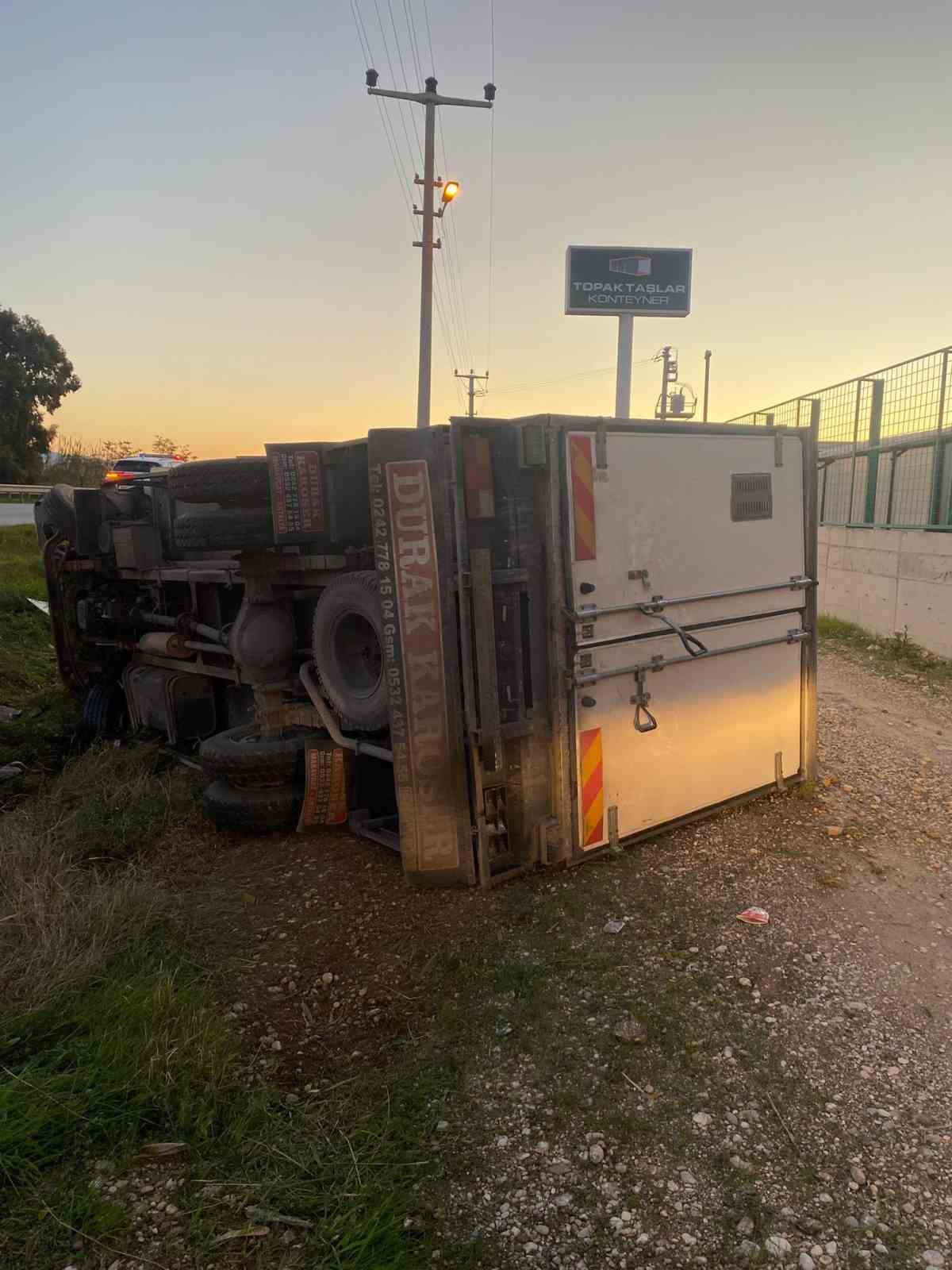 Serik’te devrilen kamyonetin sürücüsü ağır yaralandı
