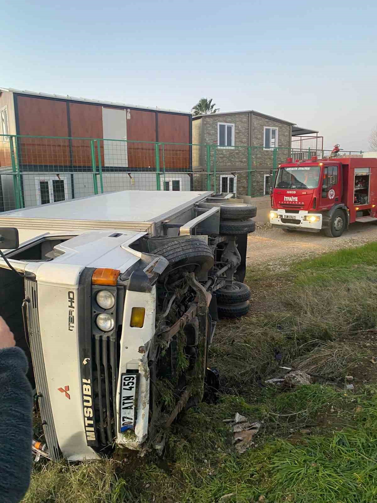 Serik’te devrilen kamyonetin sürücüsü ağır yaralandı
