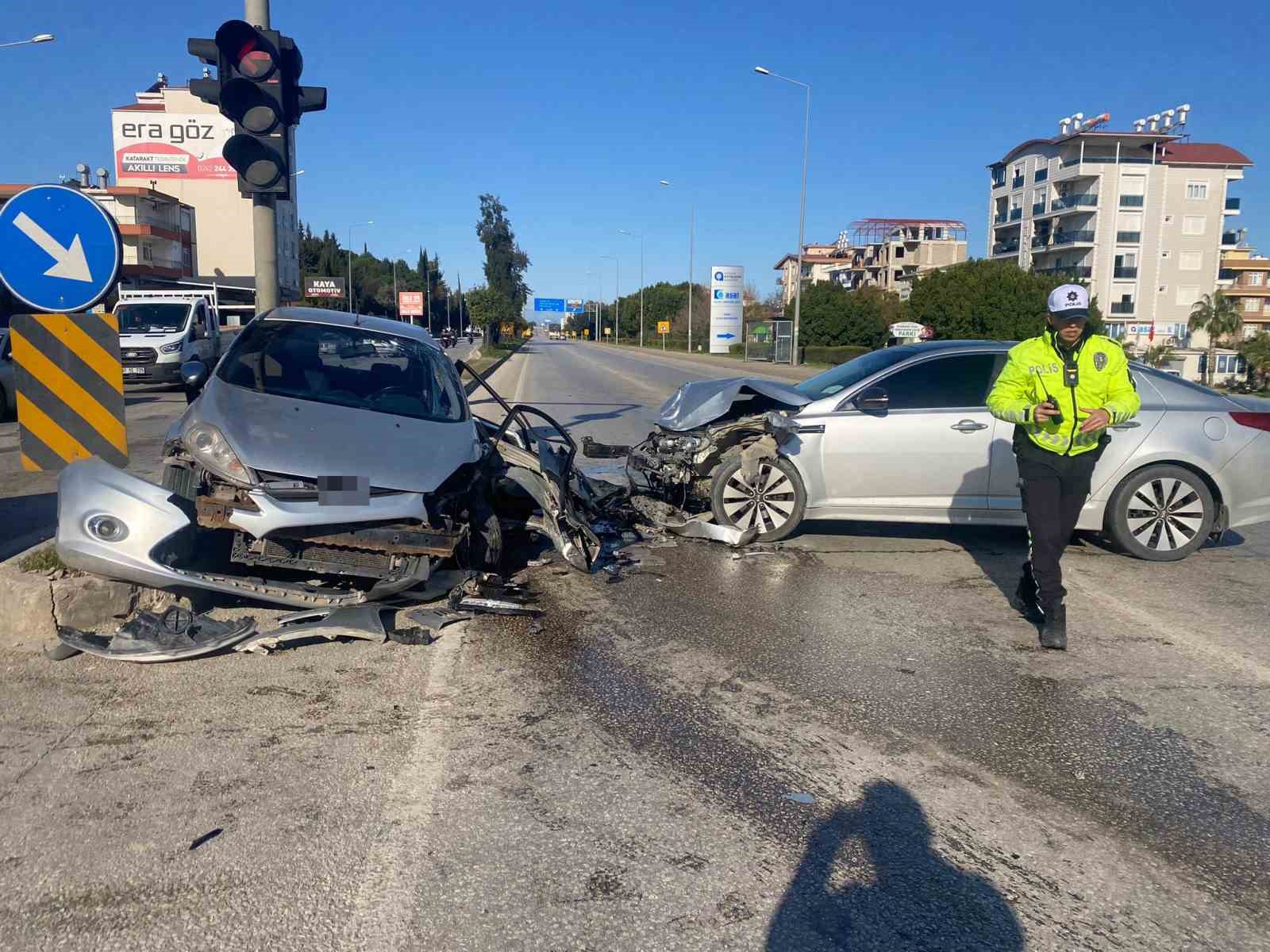 Serik’te iki otomobil çarpıştı:2 yaralı
