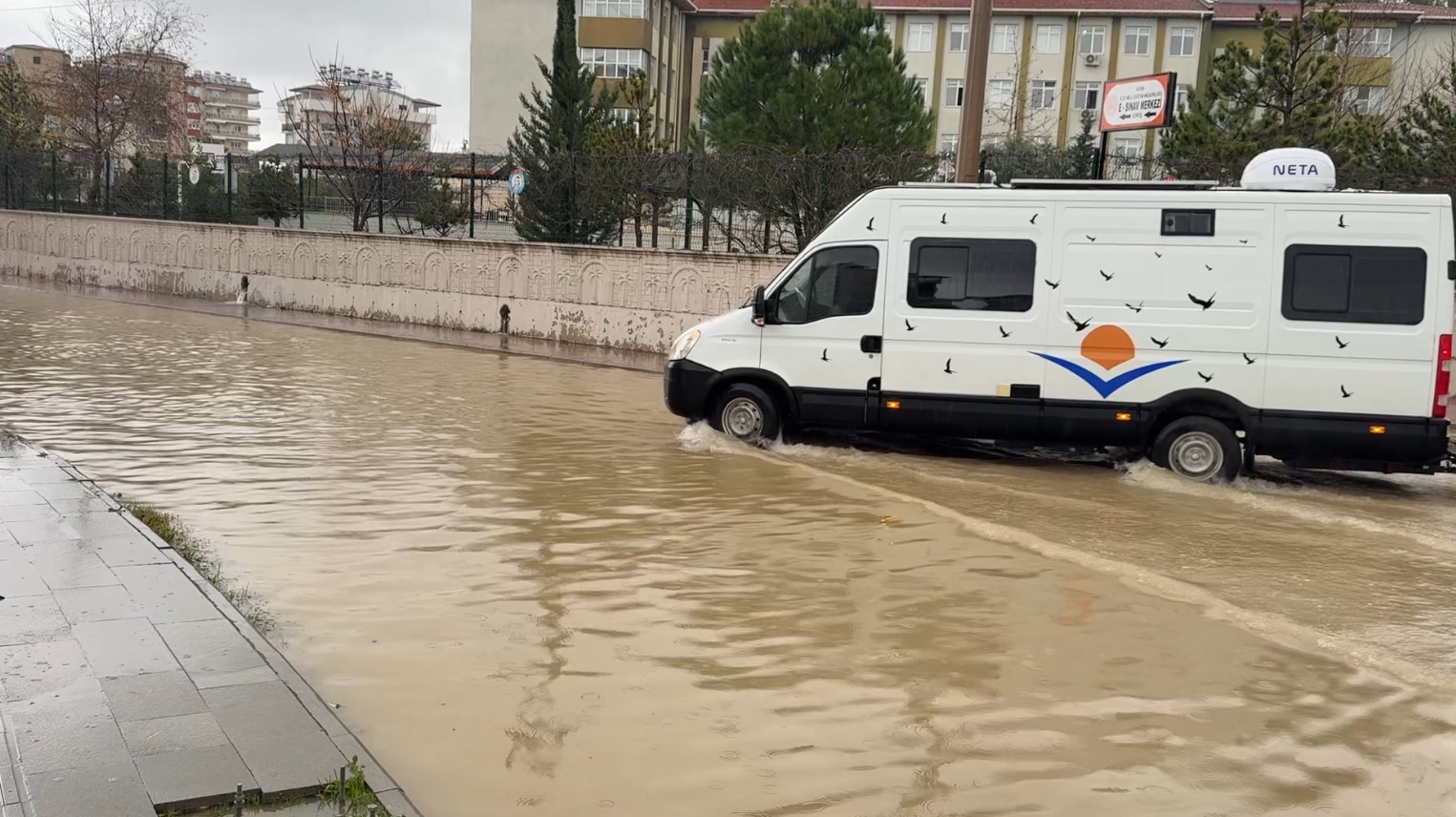 Serik’te sağanak nedeniyle yollarda su birikintileri oluştu
