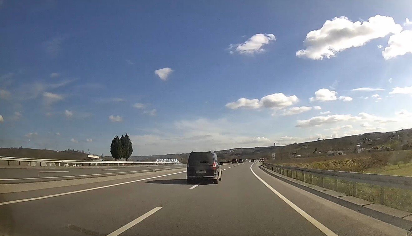 Şerit ihlali yaparak aracı silme geçti: Kazaya davetiye çıkaran sürücü canları hiçe saydı
