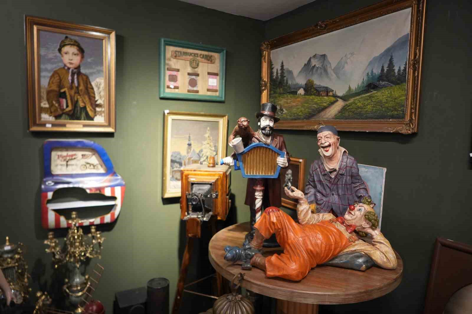 Servet değerindeki çakmaklar görenlerin ilgisini çekiyor
