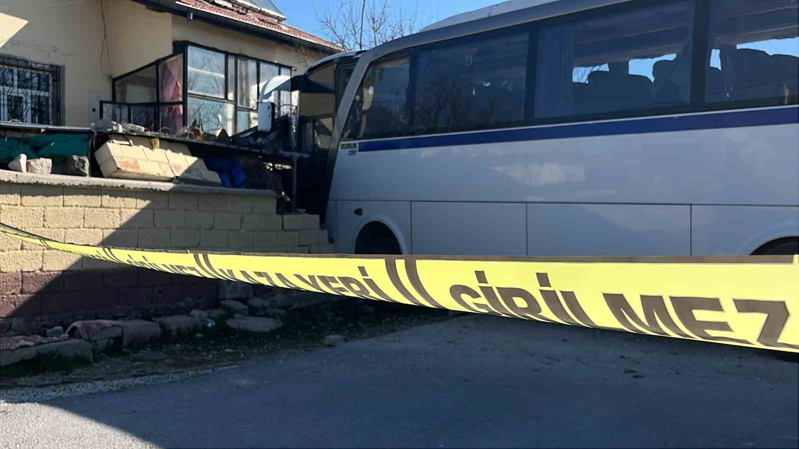 Servis aracı belediye otobüsüyle çarpıştı: 20 yaralı
