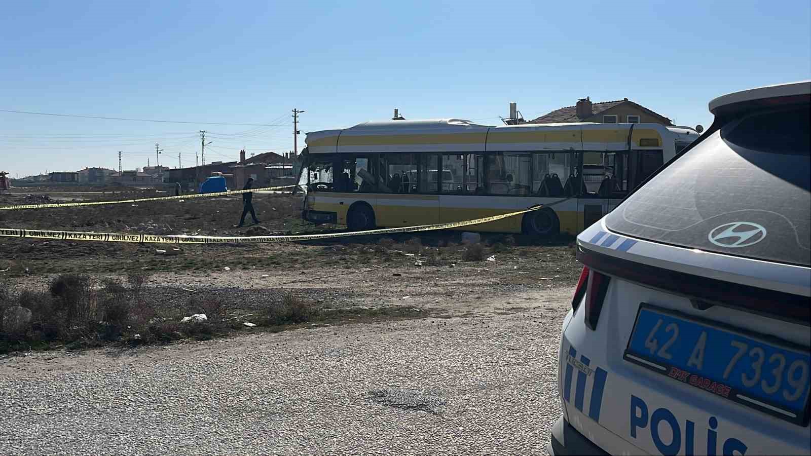 Servis aracı belediye otobüsüyle çarpıştı: 20 yaralı
