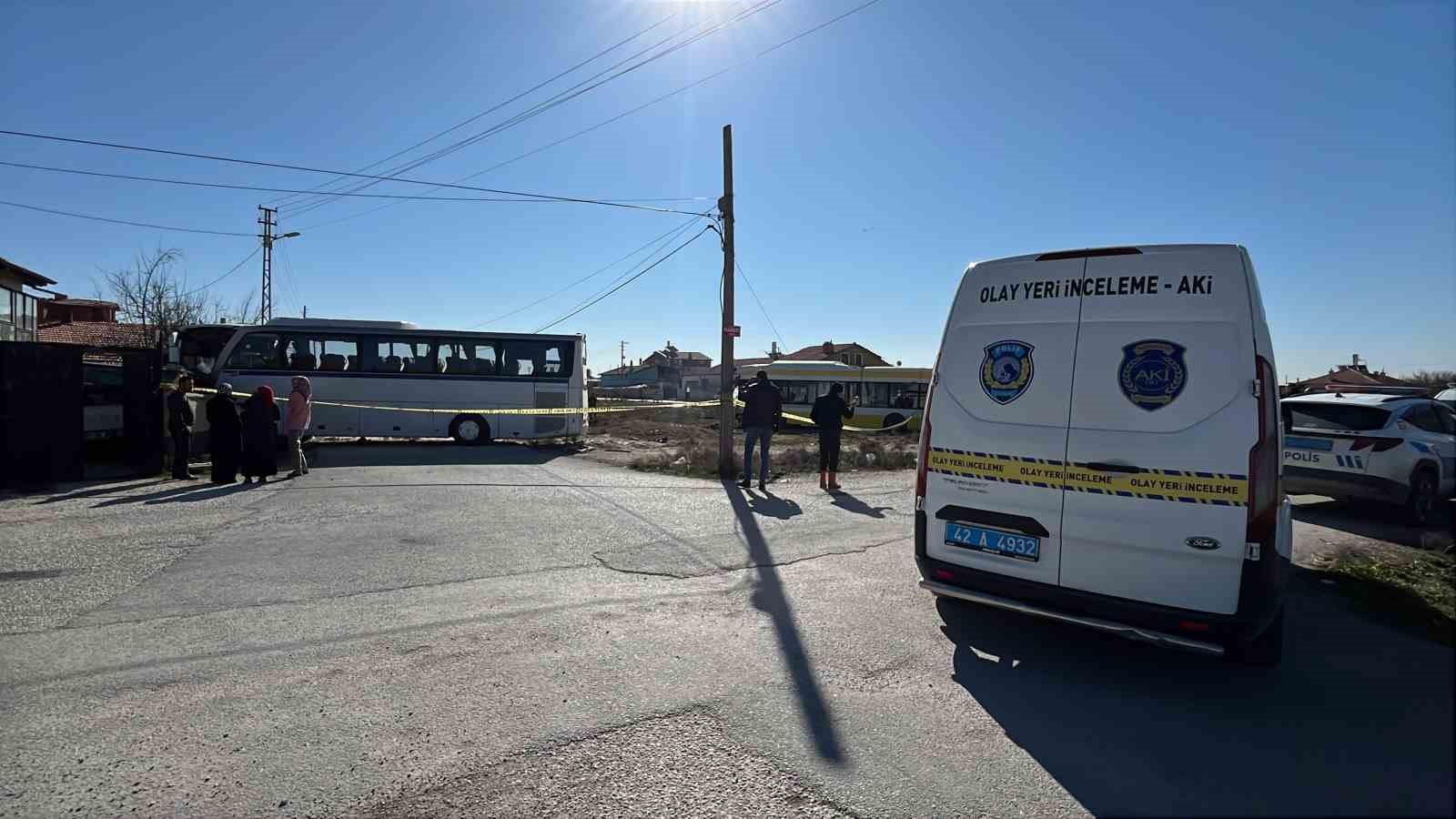 Servis aracı belediye otobüsüyle çarpıştı: 20 yaralı
