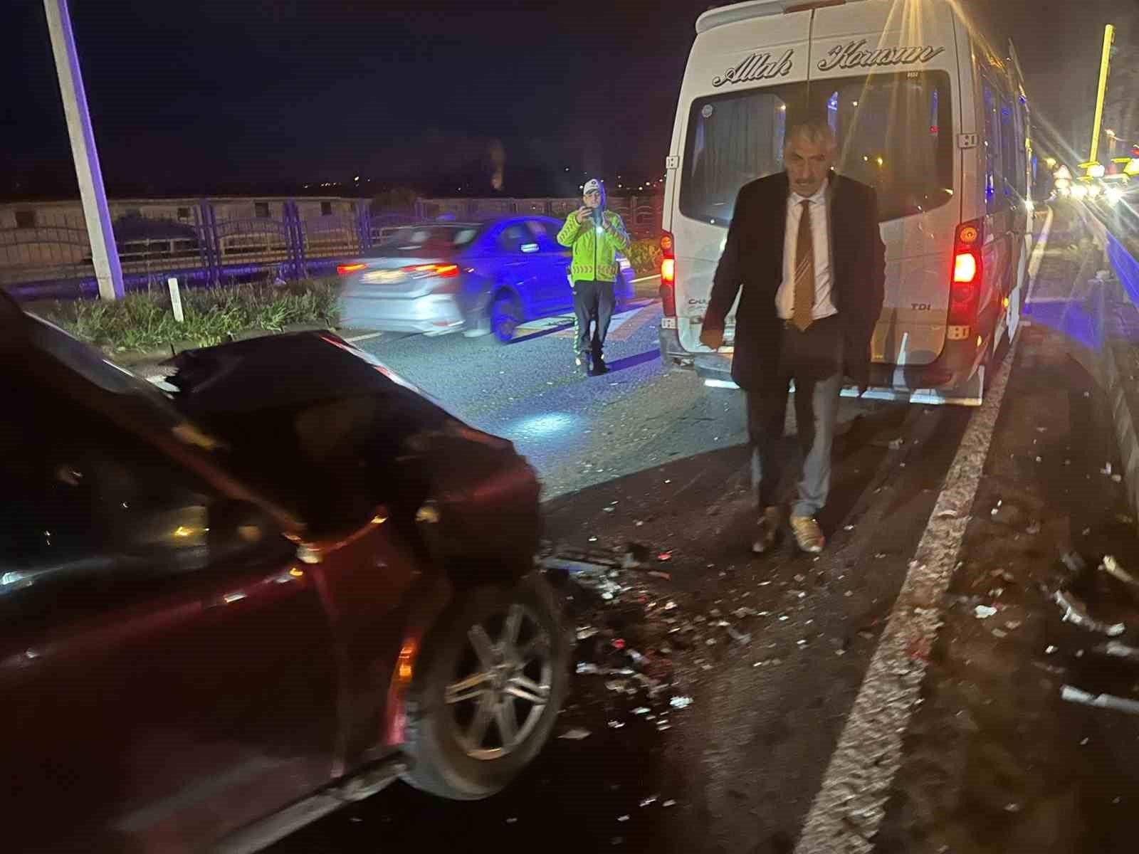 Servis minibüsü ile Tofaş otomobil çarpıştı: 1 yaralı
