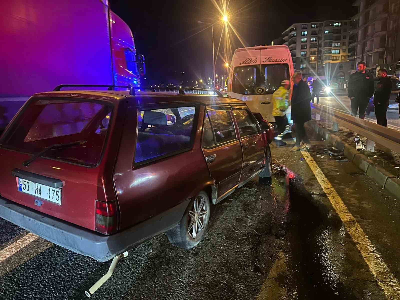 Servis minibüsü ile Tofaş otomobil çarpıştı: 1 yaralı
